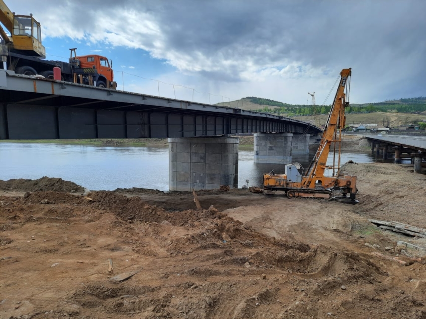 Новый мост через реку Ингода в забайкальском поселке Дарасун готов почти на 80%